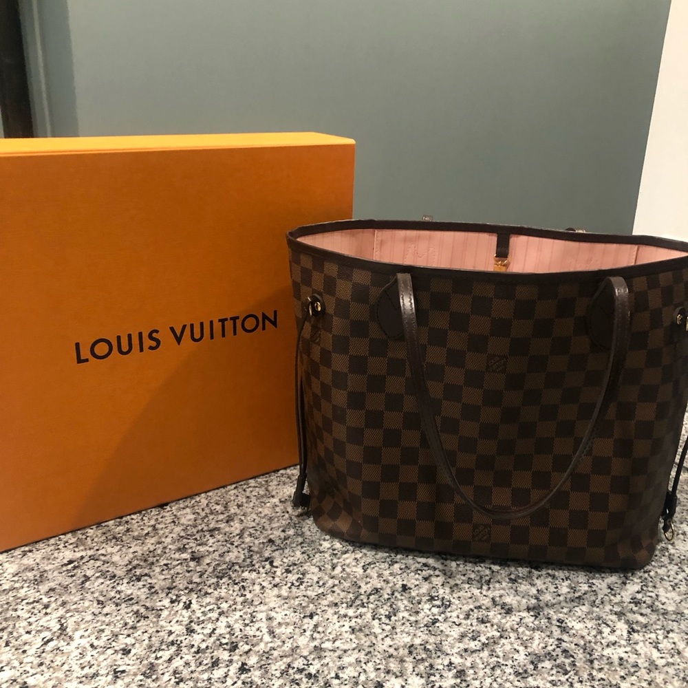 Genuine Louis Vuitton Medium Never full Pink Interior Purse!!! 👜💖